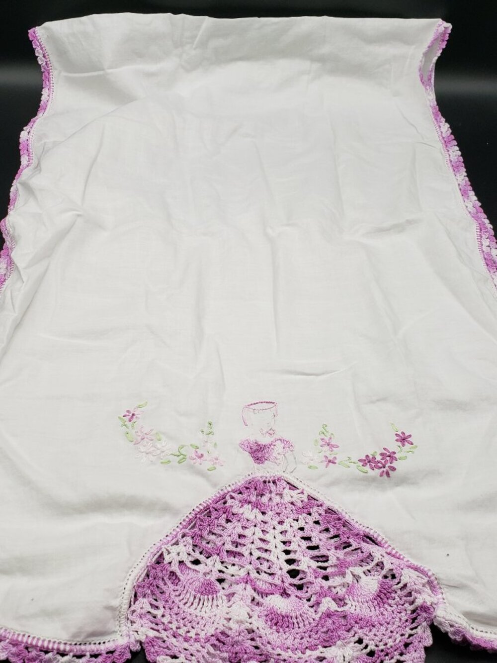 Vtg Embroidered Table Runner Two Ladies in Crochet Dresses Purple & White 14x48
